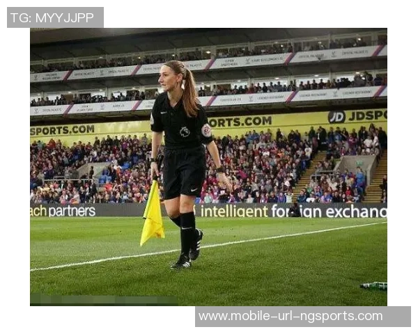 足球进球时边裁的旗语解析与规则解读助你更好理解比赛动态 足球进球时边裁的旗语解析与规则解读助你更好理解比赛动态